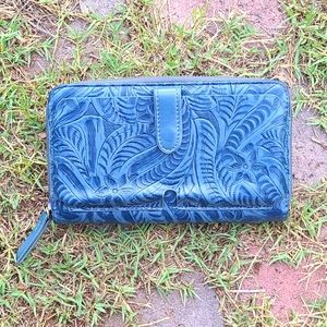 💙SOLD💙Floral embossed crossbody wallet